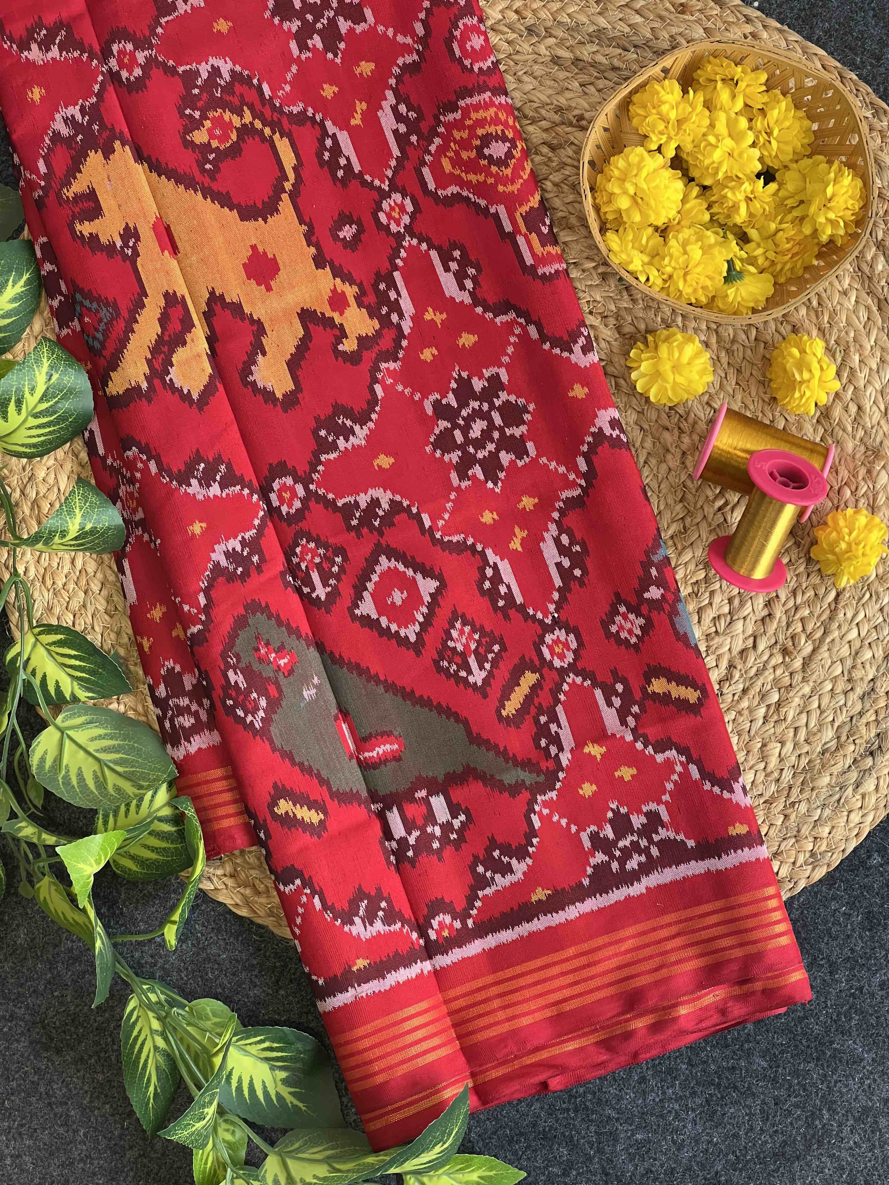Handwoven Patola Silk Saree Chaabadi With Motif Main image