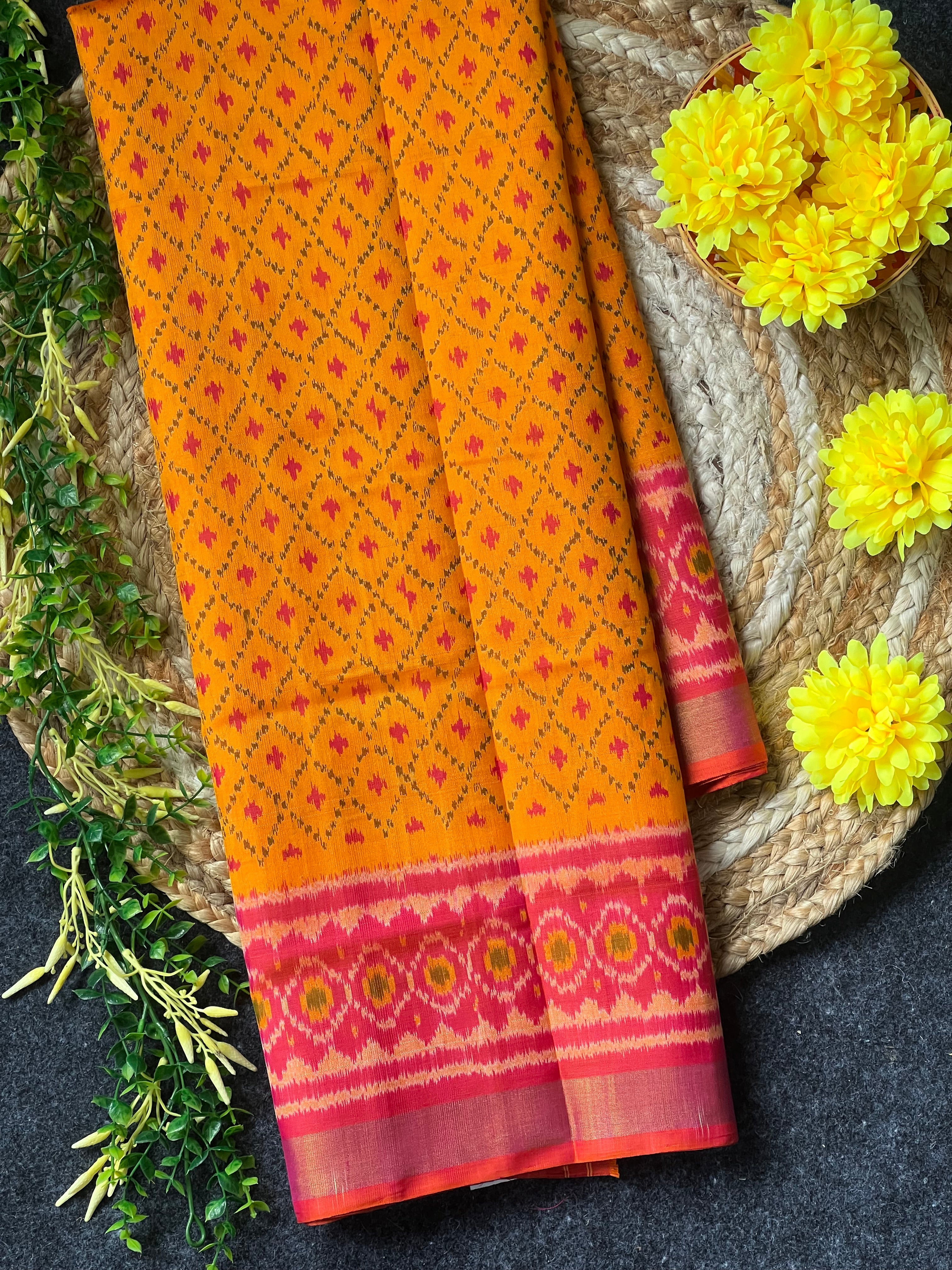 Daliyabhat Tradition Design Handwoven Patola Silk Saree Main image