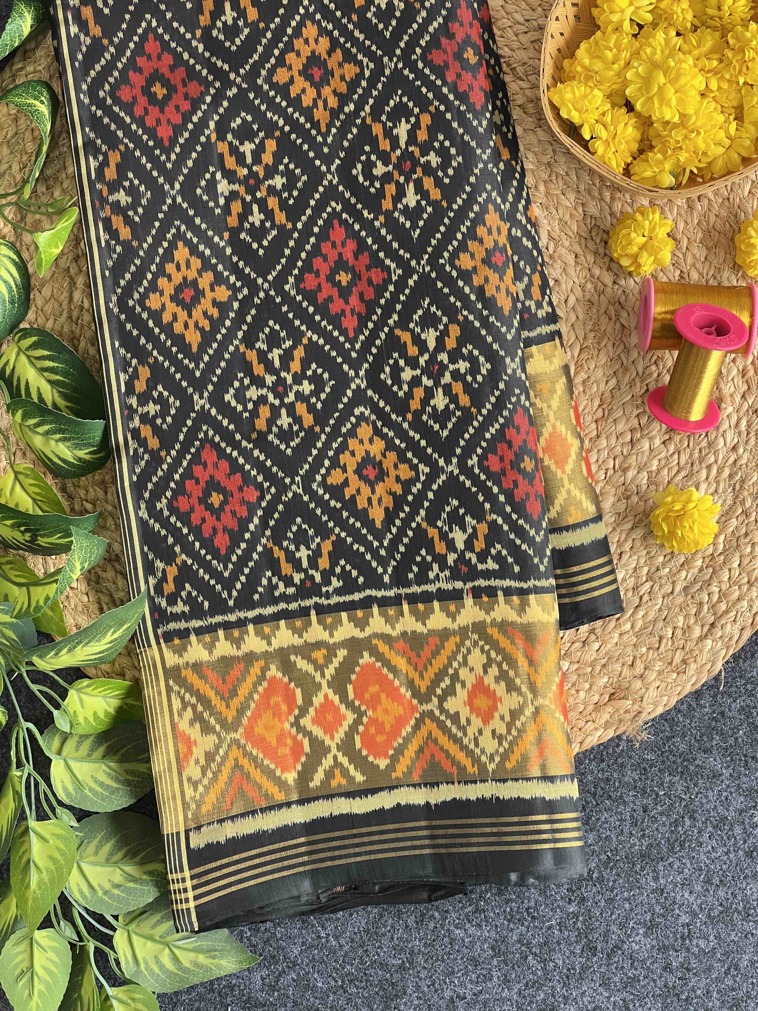 Pan-Chanda Design Handwoven Patola Silk Saree Main image
