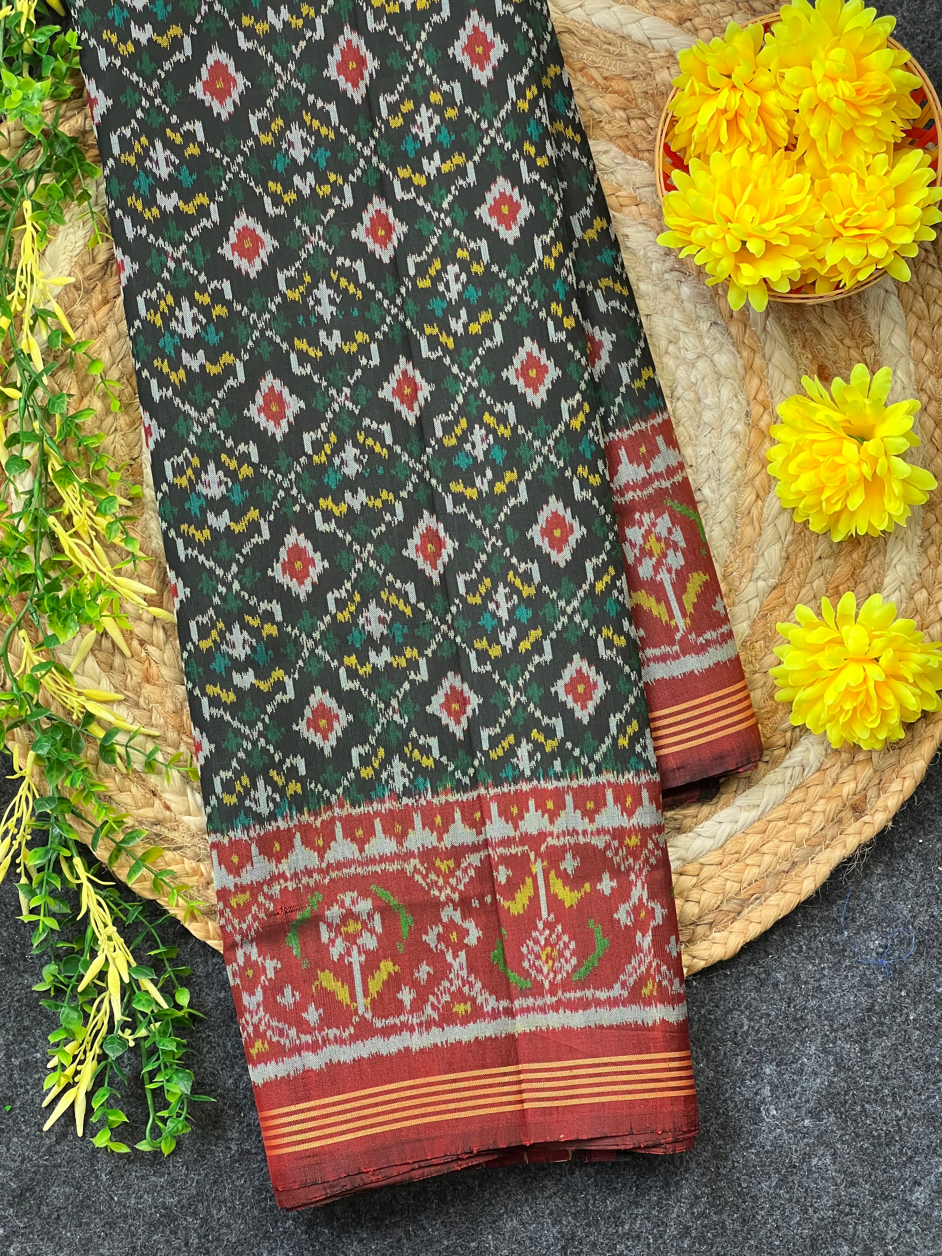 Traditional Design Handwoven Patola Silk Saree Main image