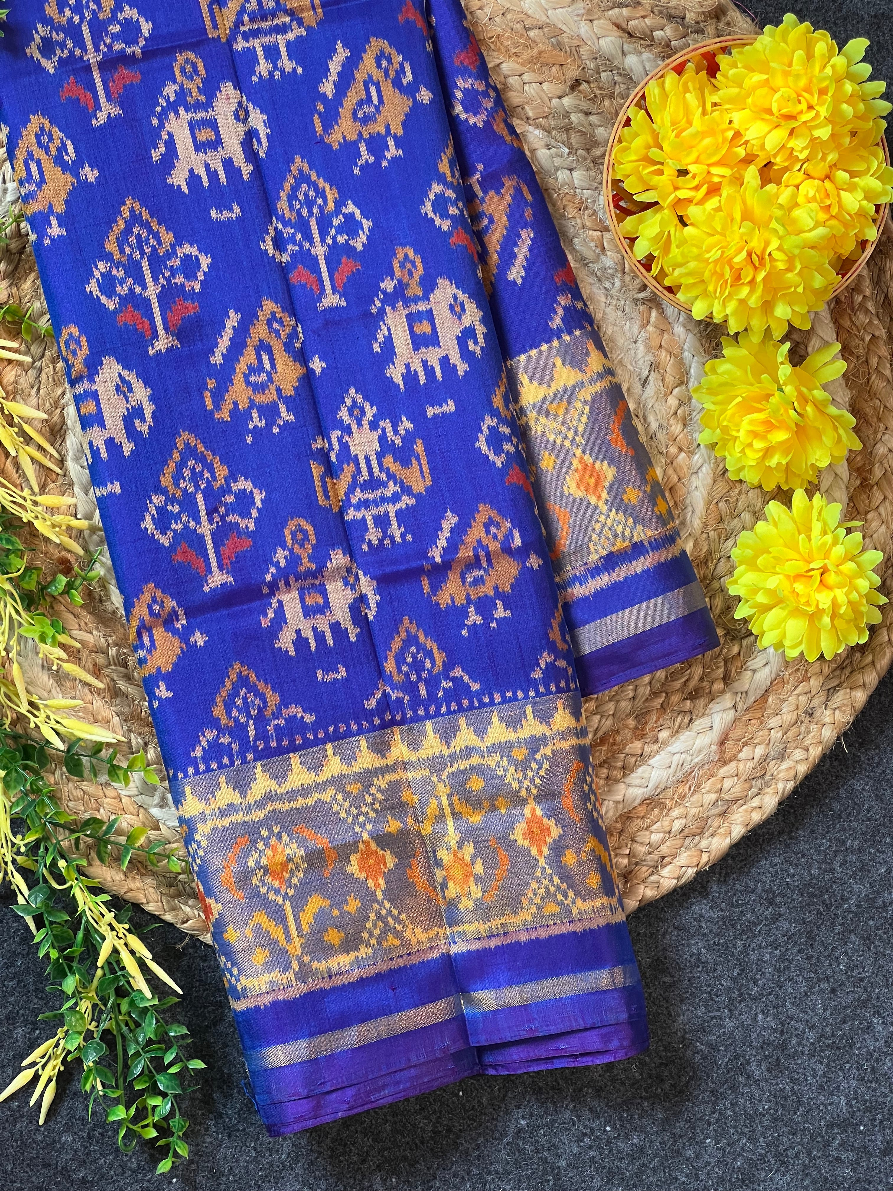 Narikunj Traditional Design Handwoven Patola Silk Saree Main image