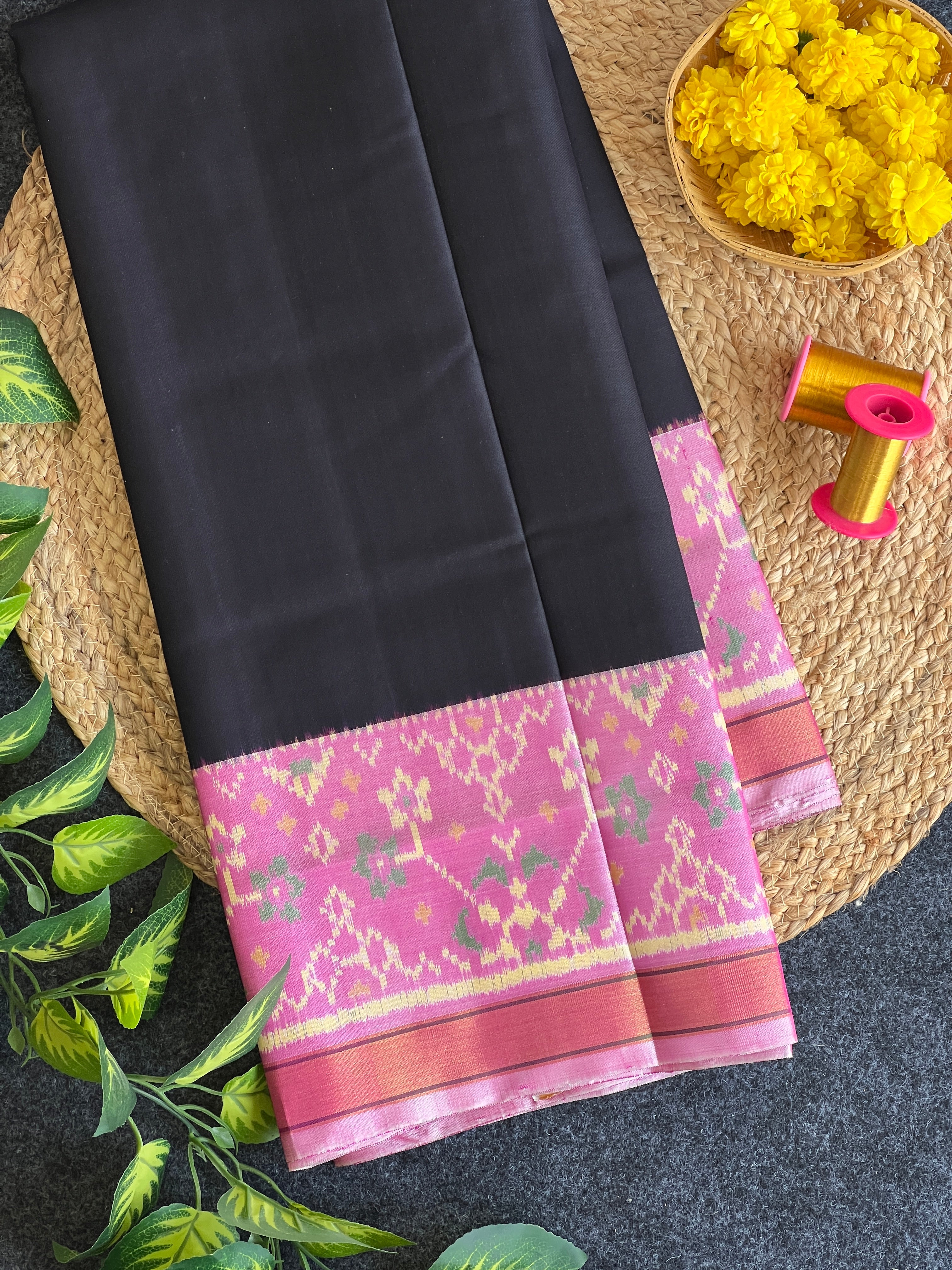 Plain Gala Border Handwoven Patola Silk Saree Main image